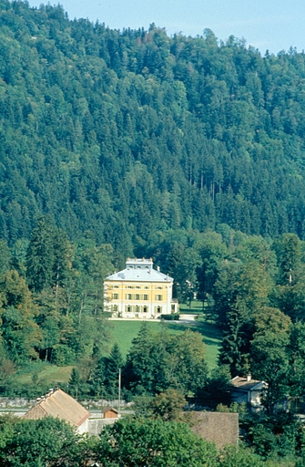 Vue d'ensemble de la demeure, depuis la voie ferrée.