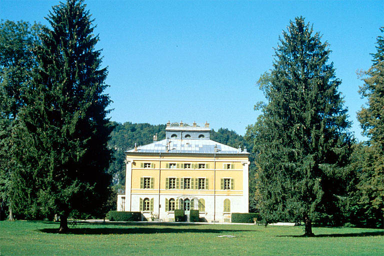 Vue de la façade est depuis le parc.