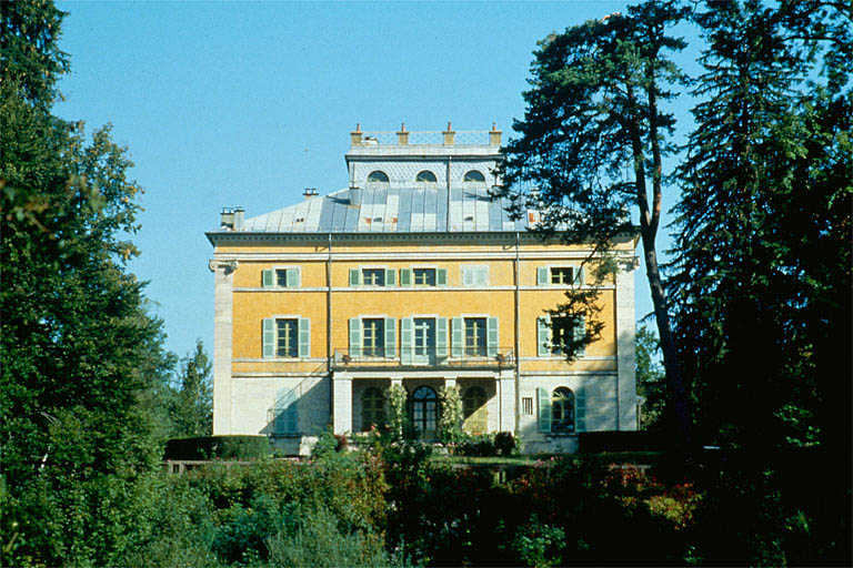 Vue de la façade sud depuis le parc, de face.