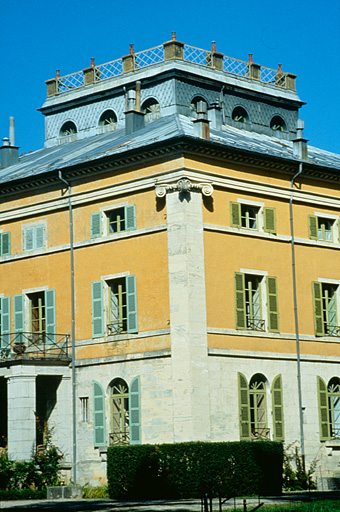 Vue d'un pilastre d'angle de la maison.