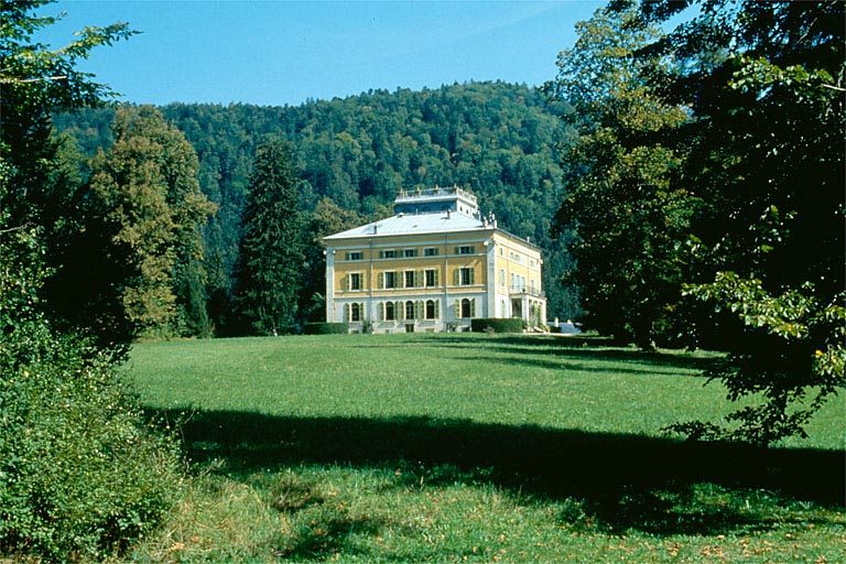 Vue éloignée des façades sud et ouest de la maison.