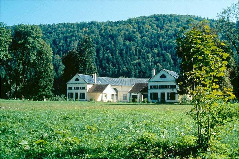 Vue éloignée de la ferme, de trois quarts droit.