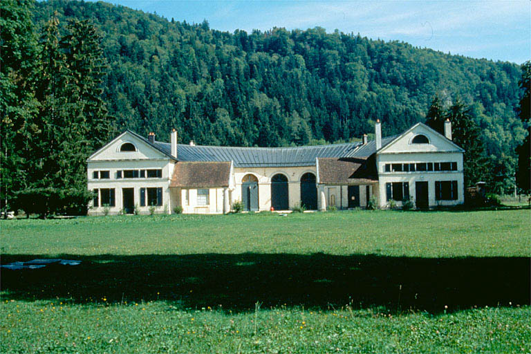 Vue d'ensemble de la ferme, de face.