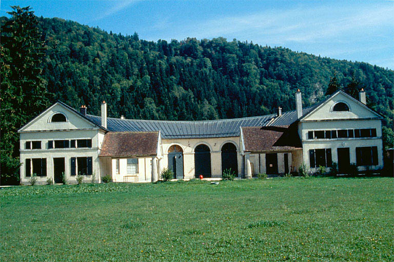 Vue rapprochée de la ferme, de face.