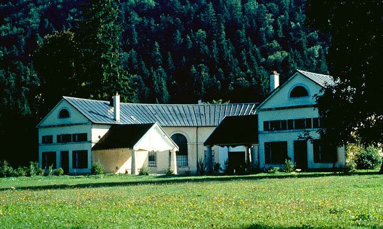 Vue d'ensemble de la ferme, de trois quarts droit.