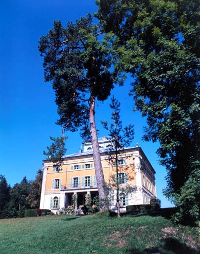 Vue de la façade sud en contre-plongée depuis le parc.