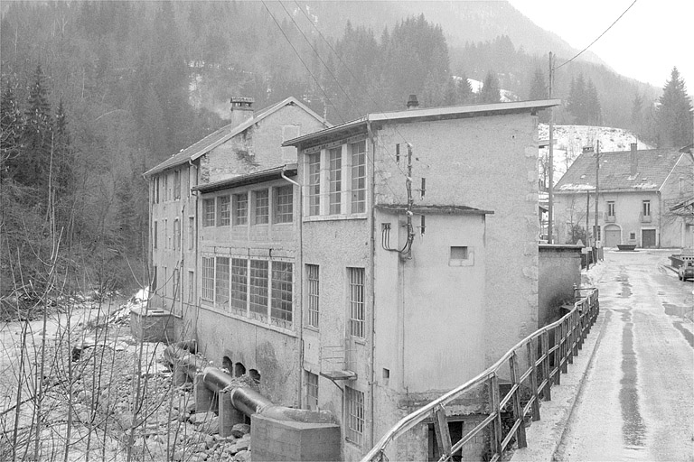 Façade de l'usine sur le Flumen.