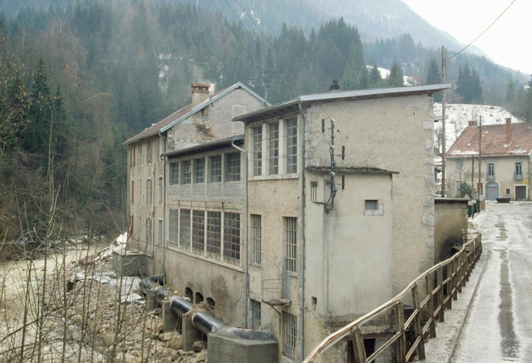 Façade de l'usine sur le Flumen.