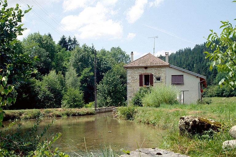 Bassin de retenue et façade latérale gauche.