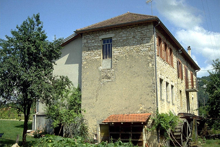 Façades postérieure et latérale droite.
