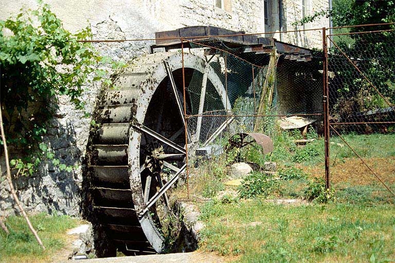 Roue en dessus et conduite d'amenée.
