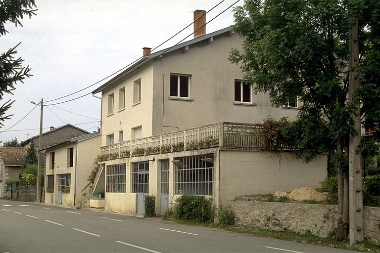 Façade antérieure de trois quarts droite.