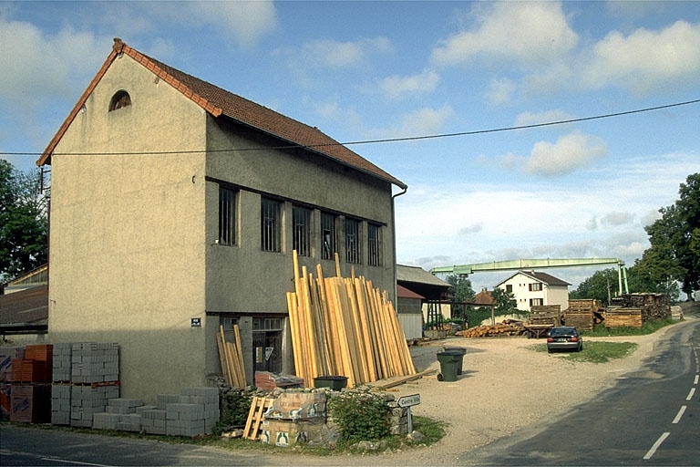 Magasin industriel, atelier de fabrication et poste de chargement.