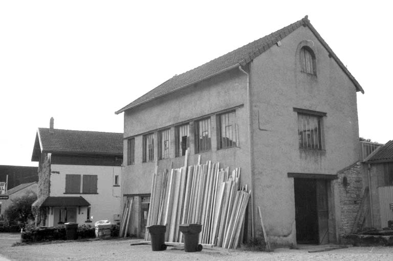 Magasin industriel et logement.