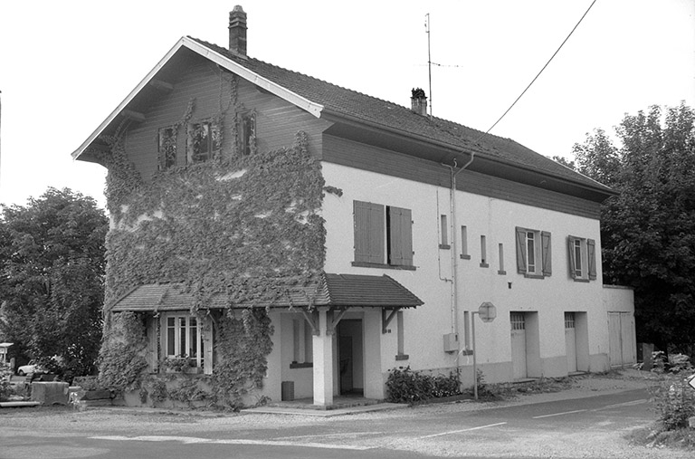 Logement, bureau, remise à automobile.