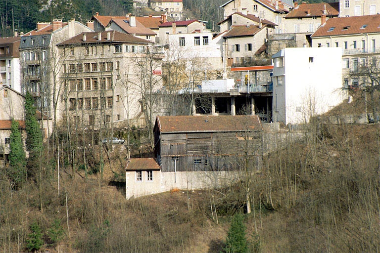 Vue d'ensemble du séchoir à ébauchons depuis l'ouest.