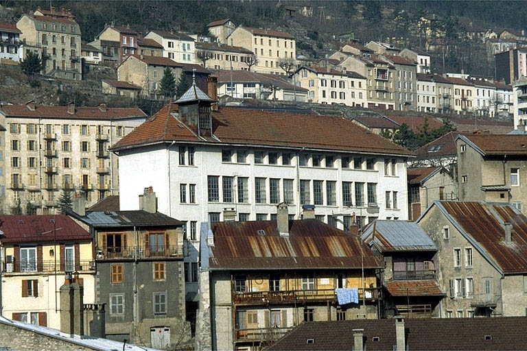 Façade antérieure de trois quarts gauche.