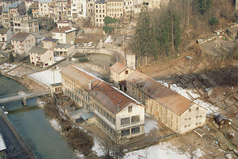 Vue d'ensemble plongeante depuis le sud-est.