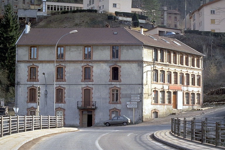 Saint-Claude, rue du faubourg Marcel :  usine de taille de pierre pour la joaillerie et l'industrie .