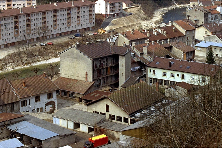 Vue d'ensemble plongeante depuis le sud-est.