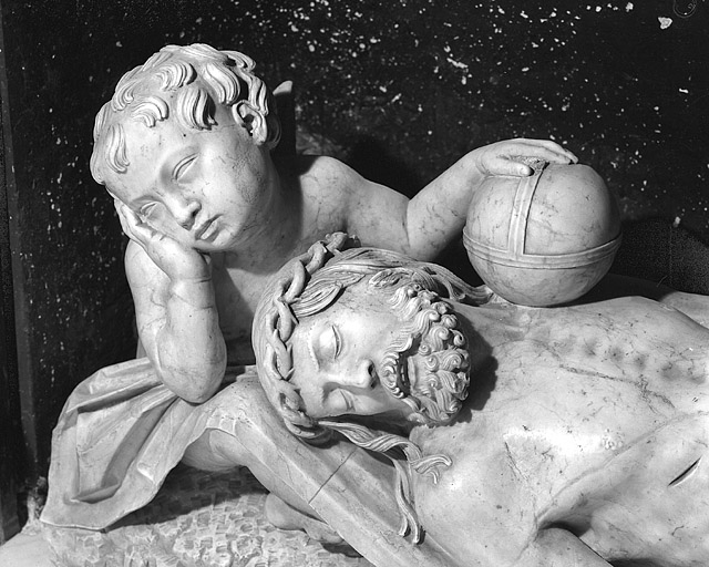 Le Christ mort : détail de la tête avec un ange, la main posée sur un globe.