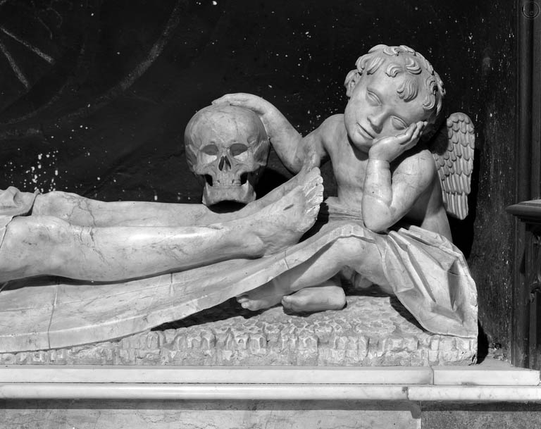 Le Christ mort : détail des pieds avec un ange, la main posée sur un crâne.