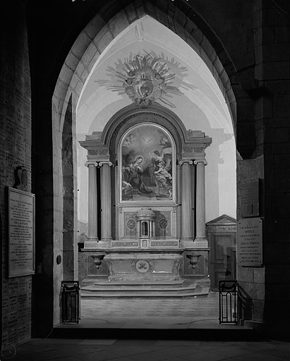 Autel, retable, tabernacle, plaque commémorative et verrière de la chapelle Notre-Dame de Gray