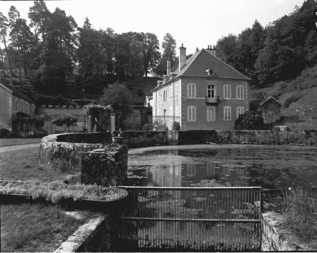 Le logement patronal depuis le bassin de la source en 1992.