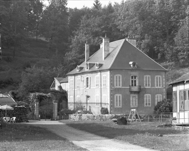 Le logement patronal vu de trois quarts en 1992.