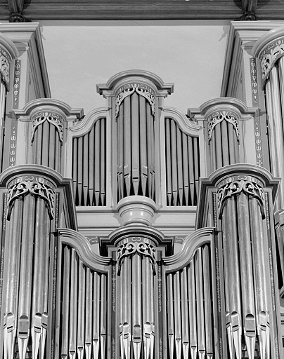 Façade du grand orgue, détail de la partie centrale, après restauration.