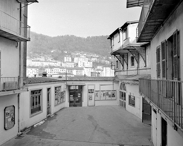 Cour intérieure depuis l'entrée.