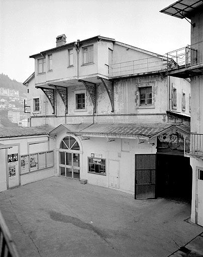 Théatre et entrée de la remise d'automobile.