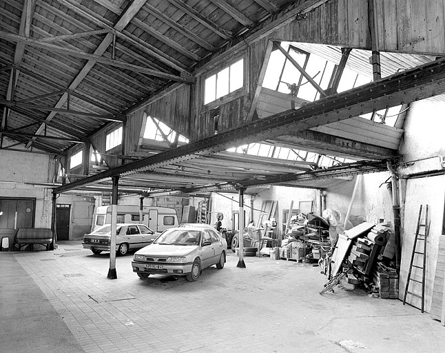 Remise d'automobile.