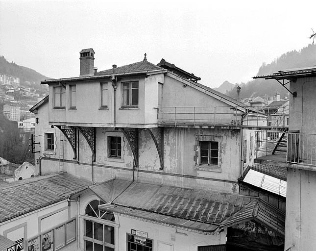 Façade du théâtre et cabine de projectionniste.