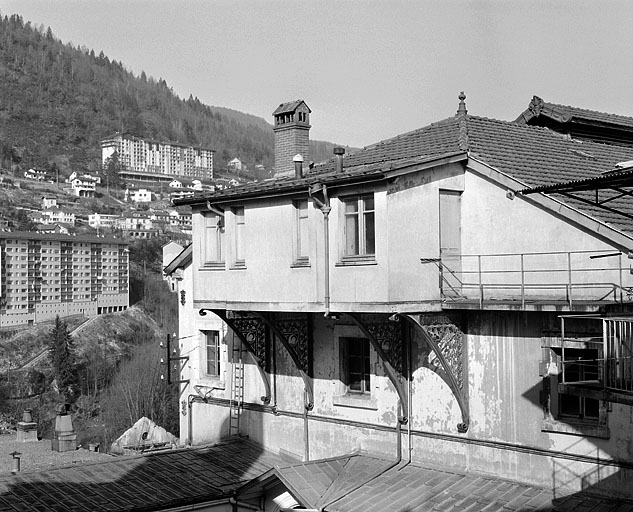 Façade du théâtre et cabine de projectionniste.