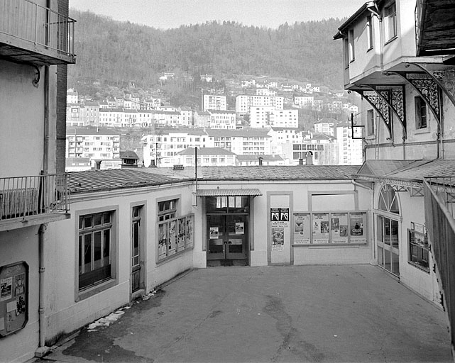 Café : façade antérieure.