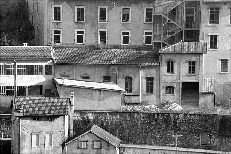 Gymnase : façade sur la Bienne.