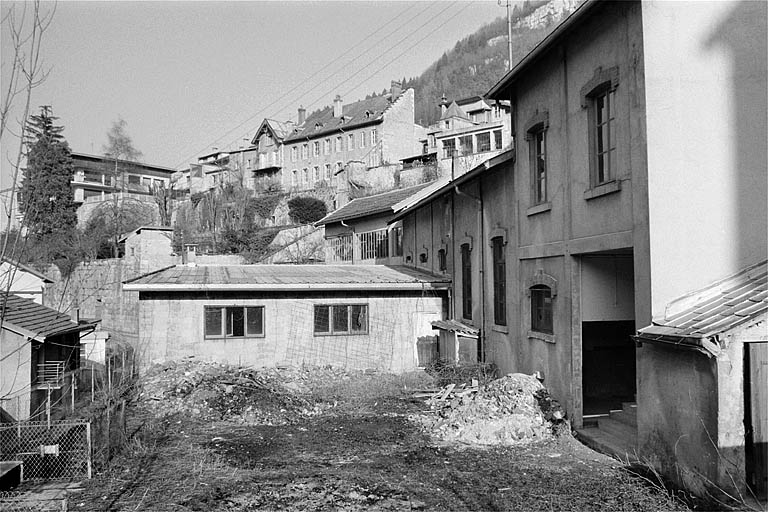 Gymnase : façade sur la Bienne, de trois quarts droit.