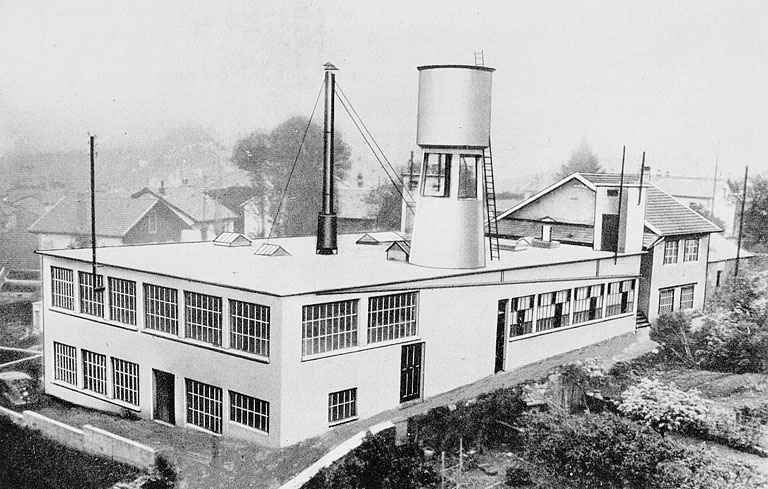 L'usine vue de l'est, vers 1958.
