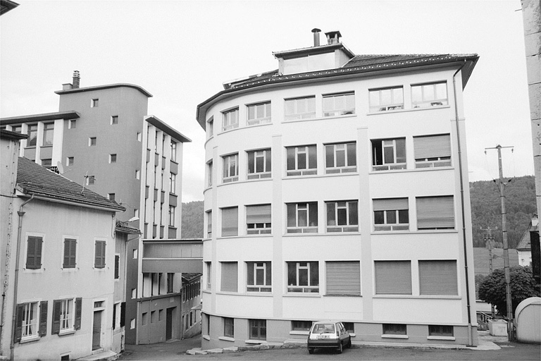 Usines depuis la Place centrale.