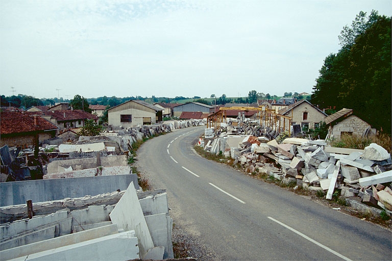 Usine de taille de matériaux de construction Yelmini Artaud, à Balanod : vue d'ensemble depuis la route, à l'est.