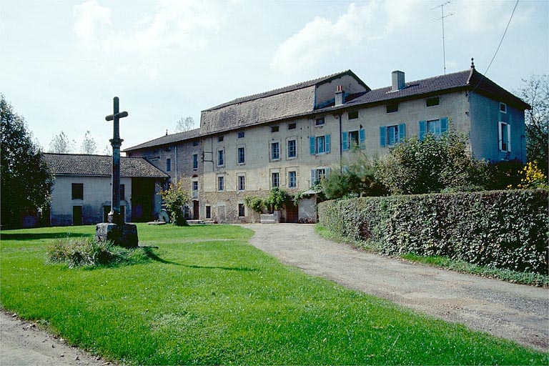 Vue d'ensemble depuis l'entrée de la cour.