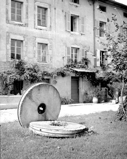 Meules déposées à l'extérieur.