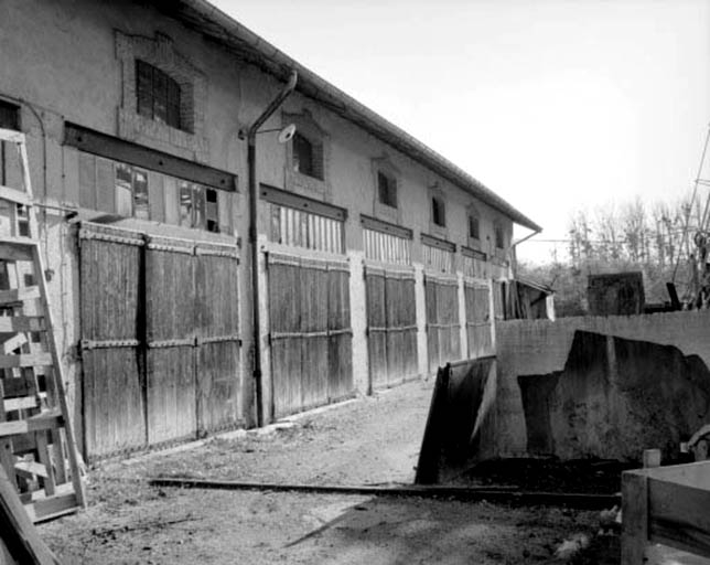 Façade de la scierie, vue de trois quarts gauche.