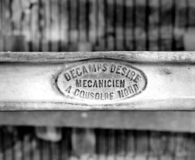 Plaque de constructeur d'une scie Décamps.