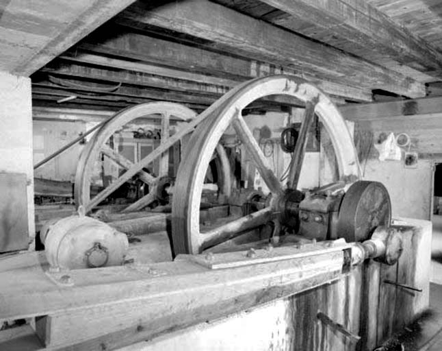 Système d'entraînement : côté moteur.Moteur, volant, manivelle et bielle.