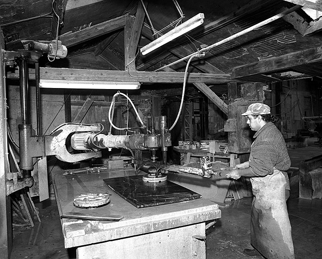Usine de taille de matériaux de construction Célard, à Saint-Amour : le premier polissoir à genouillère.