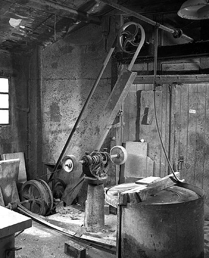 Vue d'ensemble. ; machine à polir (touret à polir du module de polissage des plinthes)