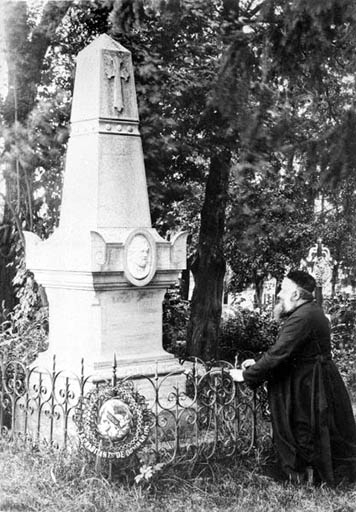Production : monument funéraire.