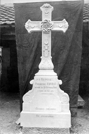 Production : croix de tombeau.